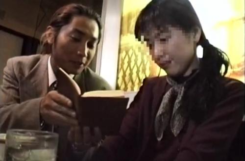 【土下座ナンパ】教員免許もあるという見るからに真面目で清楚な三十路の奥さんを責め、潮吹きの後はもう乱交状態！
