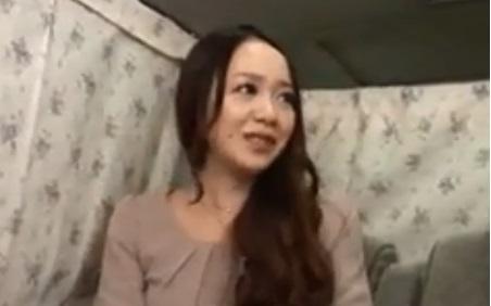 【熟女ナンパ】四十路には見えない瞳が大きく綺麗でオシャレなスレンダーの美人妻を連れ込み、生ハメ中出し！