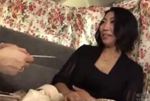 【熟女ナンパ】控えめで真面目で清楚な超爆乳の五十路の美人妻を連れ込み、そのまま生ハメ中出し！