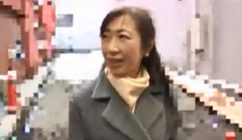 【熟女ナンパ】街中で気品あふれる色白清楚でスレンダーな五十路の高齢美人妻を連れ込み、生ハメ中出し！