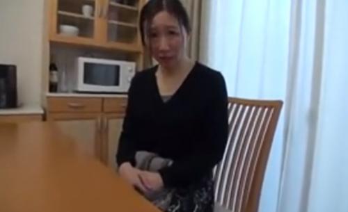 【熟女ナンパ】最初は不審がっていた色白清楚でスレンダーな五十路の高齢美人妻も徐々に本性を現し、生ハメ中出し！