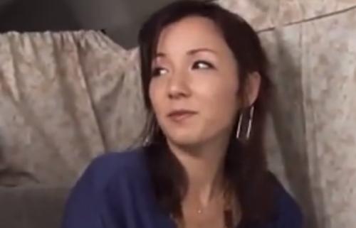 【熟女ナンパ】冷たそうな目つきが男心をくすぐるクールで上品な美乳の四十路の美人妻を連れ込み、生ハメ中出し！