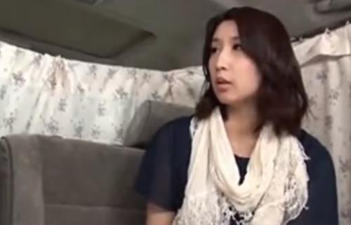 【人妻ナンパ】知的で頭の良さそうなスレンダーでスタイルも抜群で美乳の三十路の奥さんを連れ込み、電マとバイブでＷ責めの後、生ハメ中出し！