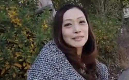 【熟女ナンパ】色白で良く見ると綺麗で上品でスレンダーな四十路の美人妻を連れ込み、そのまま生ハメ中出し！