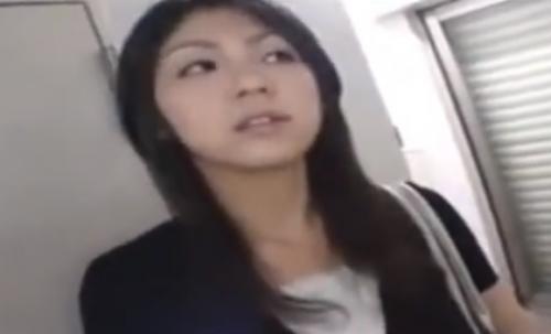 【人妻ナンパ】素朴な感じで愛想も良く清楚で綺麗なスレンダー美巨乳の三十路の奥さんを連れ込み、そのまま生ハメ中出し！