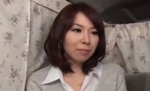 【熟女ナンパ】画面越しからでも上品で真面目さが伝わってくる清楚で上品な社長夫人の四十路の美人妻を連れ込み、生ハメ中出し！