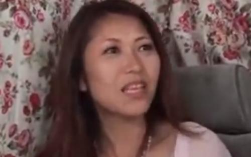 【熟女ナンパ】昔はヤンチャをしてそうな少し茶髪でスレンダーな妖艶で色気のある四十路の美人妻を連れ込み、生ハメ中出し！