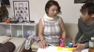 【熟女ナンパ】色白清楚で綺麗な顔立ちで美巨乳の二の腕もたまらない四十路の美人妻を連れ込み、生ハメ中出し！