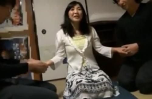 【熟女ナンパ】目立たない地味で色白清楚のスレンダーな四十路の美人妻を連れ込み、男2人で責め、ガチハメ、ザーメン顔射！