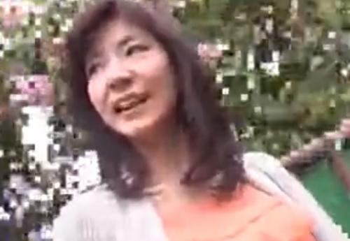 【熟女ナンパ】住宅地で礼儀正しく清楚でスレンダーな四十路の美人妻を連れ込み、電マ責めからの生ハメ中出し！