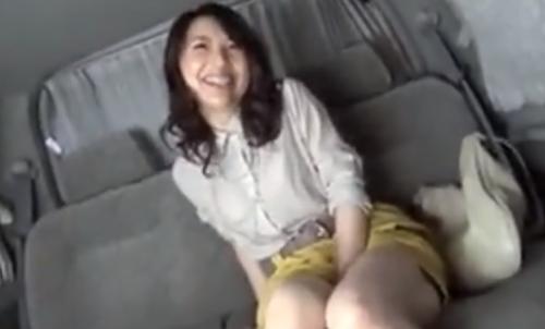 【熟女ナンパ】笑顔が素敵な色白で清楚なスレンダーでしかもエロい四十路の美人妻を連れ込み、そのままガチハメ、顔射！