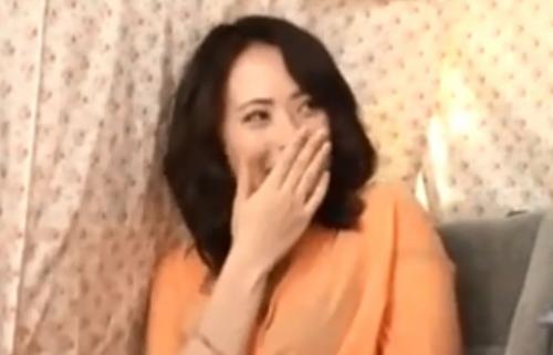 【熟女ナンパ】目立ちたがり屋でゴージャスなセクシーでスレンダーな四十路間近の綺麗な美人妻を連れ込み、生ハメ中出し！