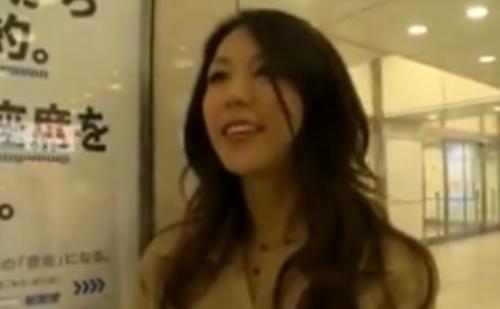 【不倫】愛想がよく綺麗な顔立ちのスレンダーでセクシーな三十路の奥さんを旅館へ連れ込み、温泉でガチハメ！