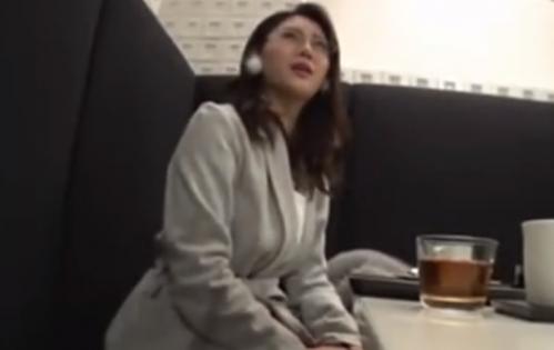 【熟女ナンパ】この品格は別次元！上品すぎるオーラの清楚で綺麗なメガネの四十路の美人妻を連れ込み、生ハメ中出し！