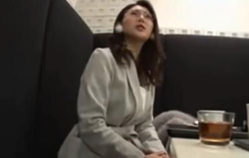 【熟女ナンパ】色白清楚で色気がムンムンのメガネが良く似合う上品すぎる美巨乳の四十路の美人妻を連れ込み、生ハメ中出し！