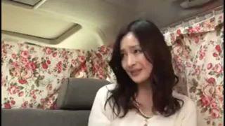 【熟女ナンパ】困った顔つきがたまらない綺麗で上品でしかもスレンダー美巨乳の五十路の美人妻を連れ込み、そのまま生ハメ中出し！