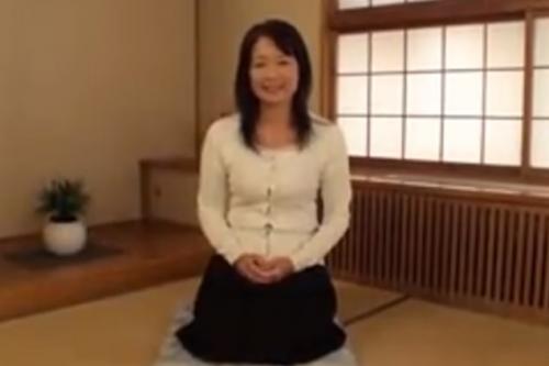 【熟女ナンパ】まさに和の雰囲気な色白で清楚でスレンダーかつ美巨乳な五十路の美人妻を連れ込み、そのまま生ハメ中出し！