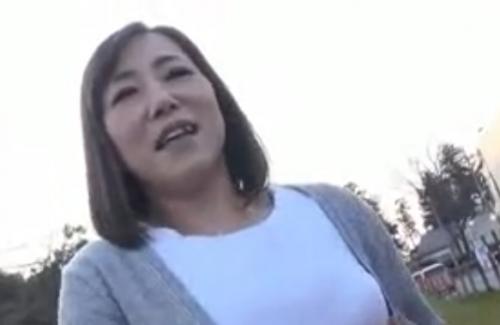 【熟女ナンパ】地方の田舎で程よい肉つきの美巨乳で清楚な五十路の高齢美人妻を連れ込み、生ハメ中出し！