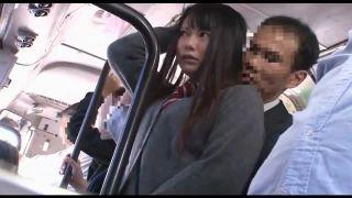 おじさんのテクニックにやられてバスの中で潮吹く女〇高生