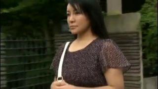 ＜ヘンリー塚本×未亡人＞欲求不満な熟女にチ◯コを見せたら発情が止まらない！