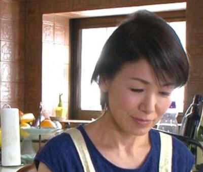＜内原美智子×六十路×母子相姦＞母の熟された唾液で満たされた息子との禁断セックス！