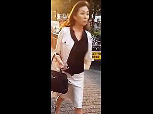 《盗撮》五十路熟女のスカートの中♡高齢熟女人妻逆さ撮り♡