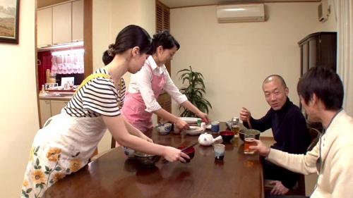 夫家族の変態的行為！！！家族の絆は近親相姦！！！　親子で交換！！親子丼 とろとろ卵の母子スワップ