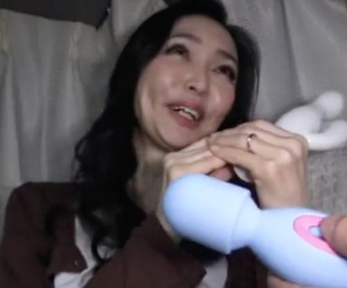 五十路の美人奥様ナンパ★スカート広げてバイブ当て〜〜★人妻熟女