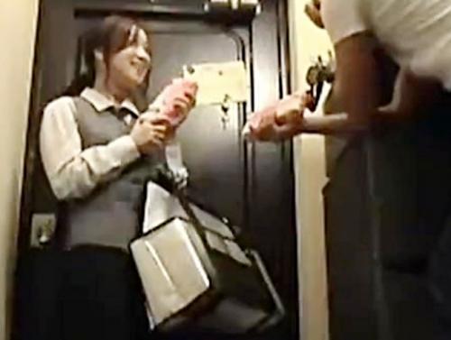 隠し撮り★人妻熟女の訪問販売員★盗撮映像！