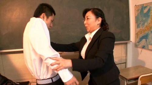 五十路の完熟★女校長の童貞狩り 三井彩乃