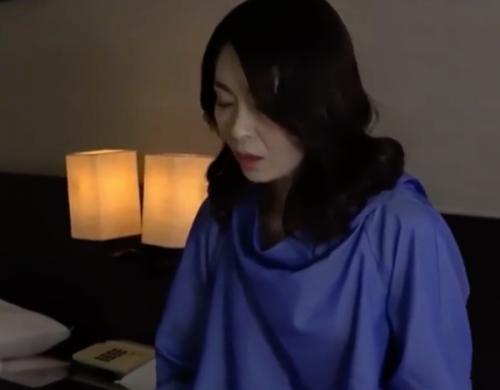五十路の美熟女奥様に僕のセンズリ見てもらった★普通の主婦の姿に勃起
