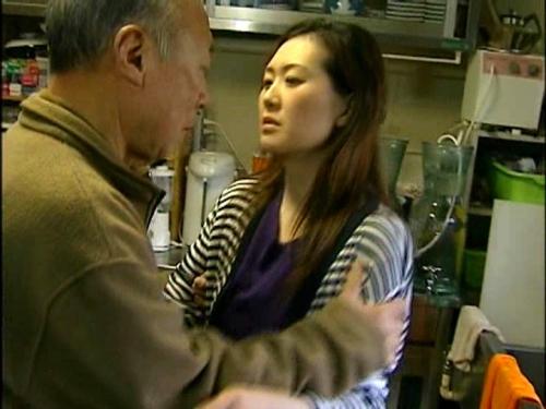 ヘンリー塚本！！！家族内でも男は男！女は女！！！禁断の肉体関係！！！人妻熟女
