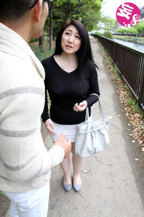 完熟セレブ妻ナンパ 人妻寝取られ♡可愛いおばさんに絶頂生中出し　