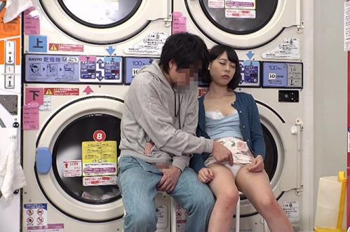 コインランドリーで女子大生系のお姉さんに逆ナンされてち〇ぽを舐められちゃう！！