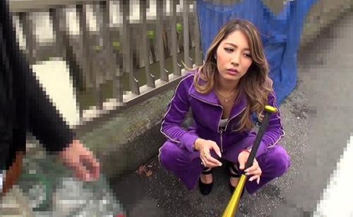(52分)ヤンキー娘がオトメになる瞬間？ おじさんとのガチセックスになったら感じまくるヤンキー！更生の道へまっしぐら！