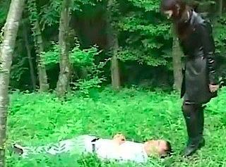 【衝撃】ホームレスの男性を踏みつけ大切にしている毛布をズタボロにする超ドS女！