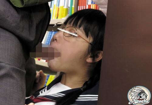 (15分)本屋にやってきたうぶで真面目そうなメガネっ娘JKをターゲットに痴漢を開始！抵抗するもガンガン突きまくる！