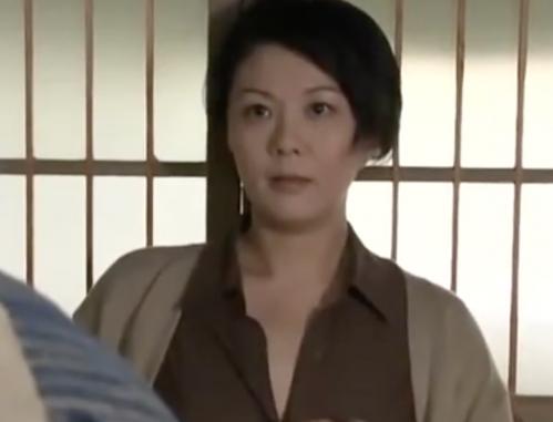 円城ひとみ　”熟女母さん” 娘の見ている前で！！　人妻おばさん