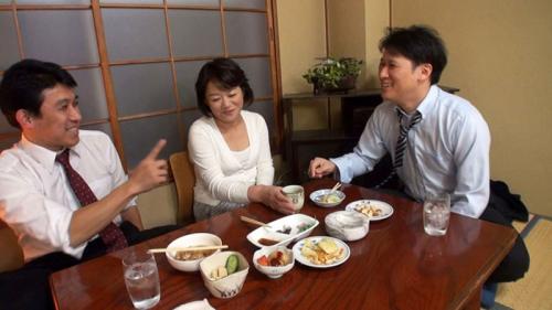 旦那が泥酔中！！寝取られ♡熟女奥様♡エロ熟女♡五十路妻