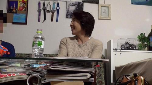 熟れ熟れのおばさんをナンパしました！主婦を自宅に連れ込み