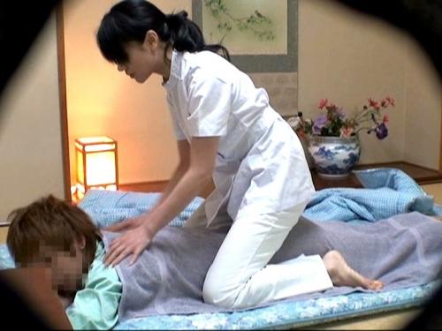 旅館でマッサージ！熟女人妻整体師！エロかった