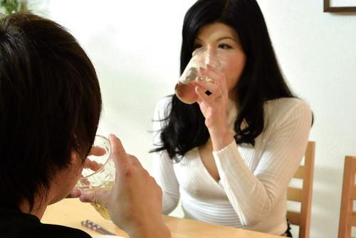 美熟女の母さんを酔わせて　！！！五十過ぎの母