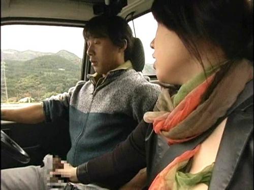 ヘンリー塚本　熟女肉体　車の中のエロス