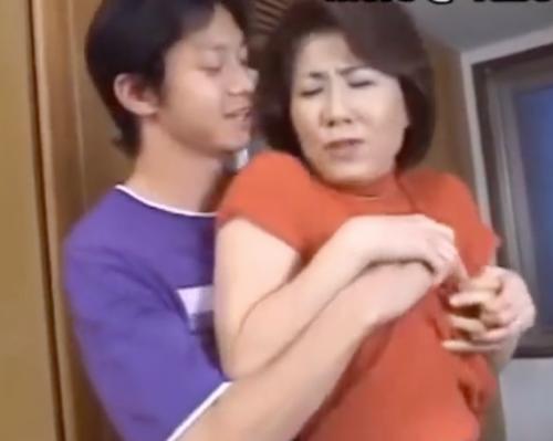 熟女母を襲う息子★巨乳母のボインちゃん★近親相姦