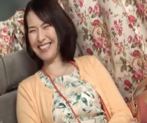 一流のセレブおば様ナンパ　四十路の奥様　デカパイで清楚な主婦　車内で手マン　バイブ　クンニフェラ