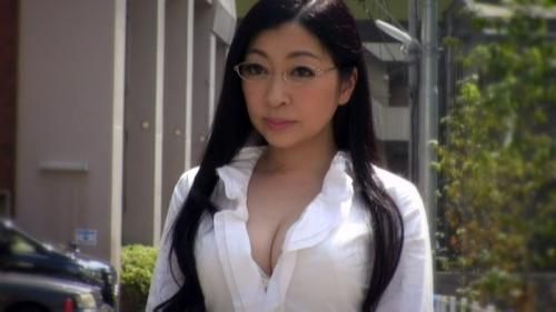美人で清楚　真面目な美熟女　初撮影