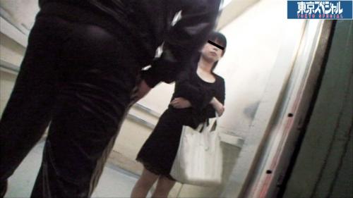エレベーターの中での出来事　人妻熟女主婦が狙われる