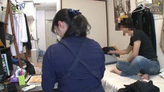 年増のおばさんがやってきた★家政婦の熟女人妻さん！！おばさんレンタル