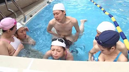 身体で教えるスイミングレッスン！熟女母と息子