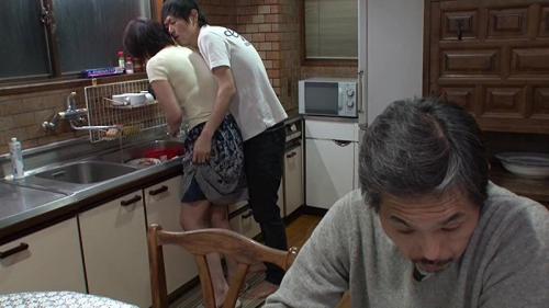 父が見てない隙に！！！【母の体を触り初める息子】　円城ひとみ　